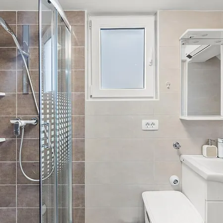 בית הארחה App Sandro With Common Pool פורץ