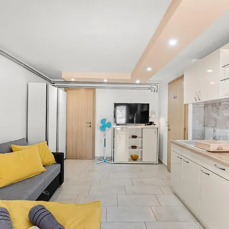 App Sandro With Common Pool Пореч