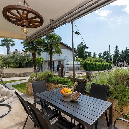 בית הארחה App Sandro With Common Pool