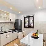 Guest house App Sandro With Common Pool 3*