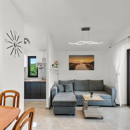 App Sandro With Common Pool Guest house Porec