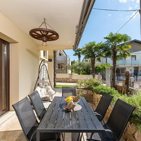 App Sandro With Common Pool بيت ضيافة 4*