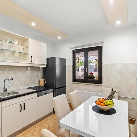 بيت ضيافة App Sandro With Common Pool 4*