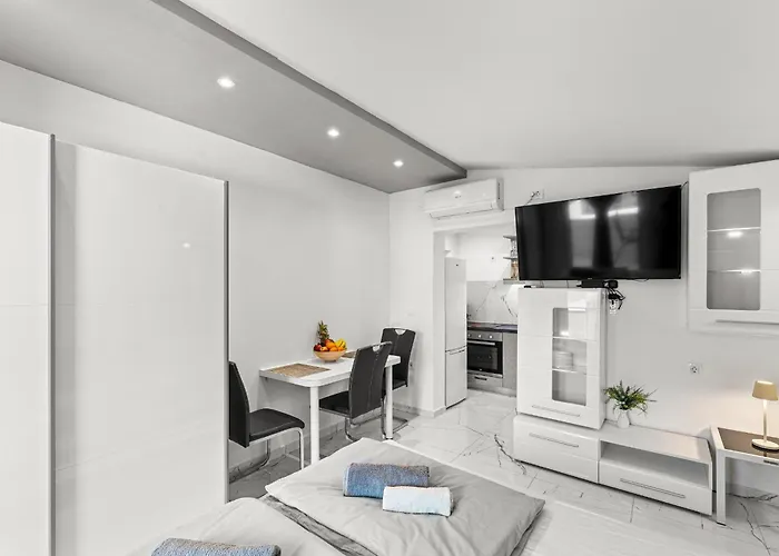 App Sandro With Common Pool Πανσιόν