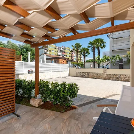 App Sandro With Common Pool Affittacamere Porec