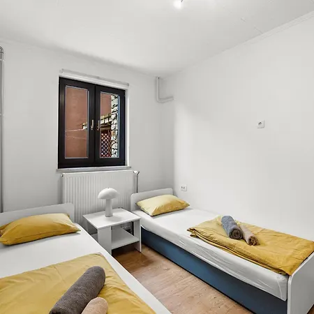 App Sandro With Common Pool Affittacamere