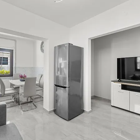 App Sandro With Common Pool Affittacamere